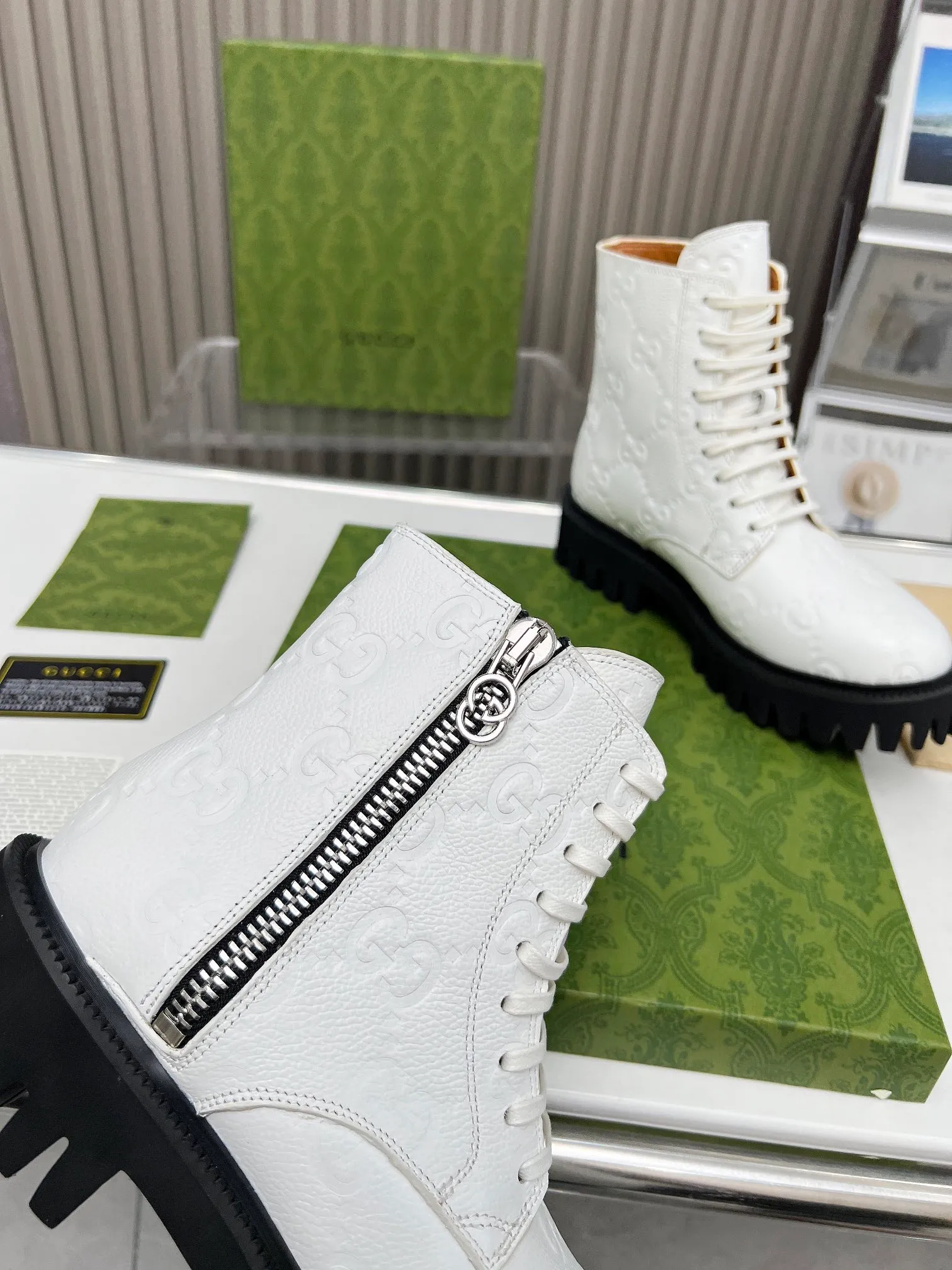👟👟Ex-factory price 540👟👟 Gucci 2023 super cool Martin boots, the GG logo continues to shine in the new series, comfort and lightness are ingeniously presented on this women's leather boots. The classic GG pattern evolved from the name of the brand's founder, Mr. Guccio Gucci. It was first used in the 1930s. After nearly a century of development, it still provides inspiration for the brand to explore new expressions. Code number:35-43#